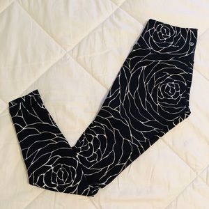 lululemon wunder under leggings. Size 6 (small)